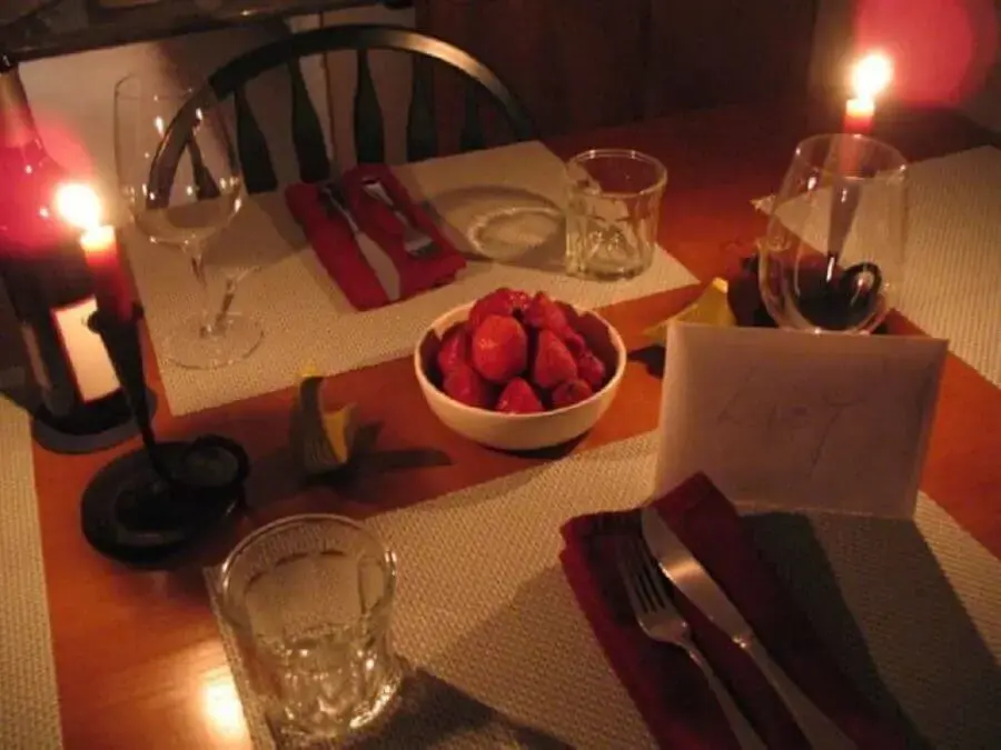 jantar romântico em casa com decoração simples