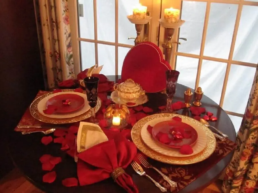 jantar romântico em casa decorado com velas e pétalas vermelhas