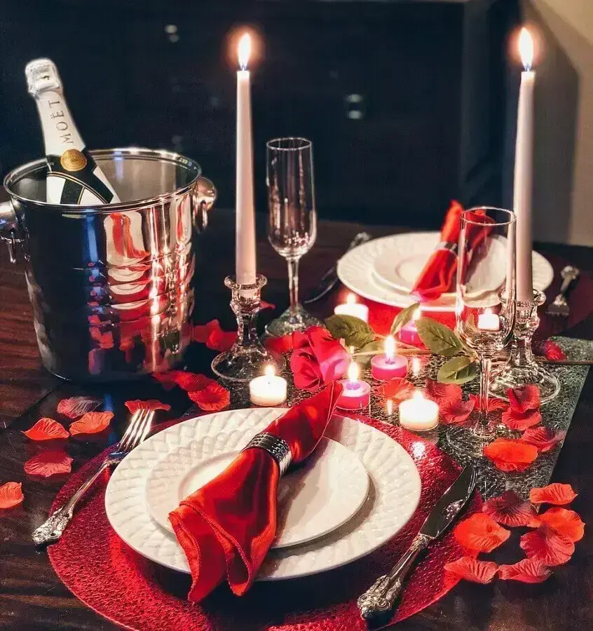 jantar romântico em casa decorado com velas e pétalas
