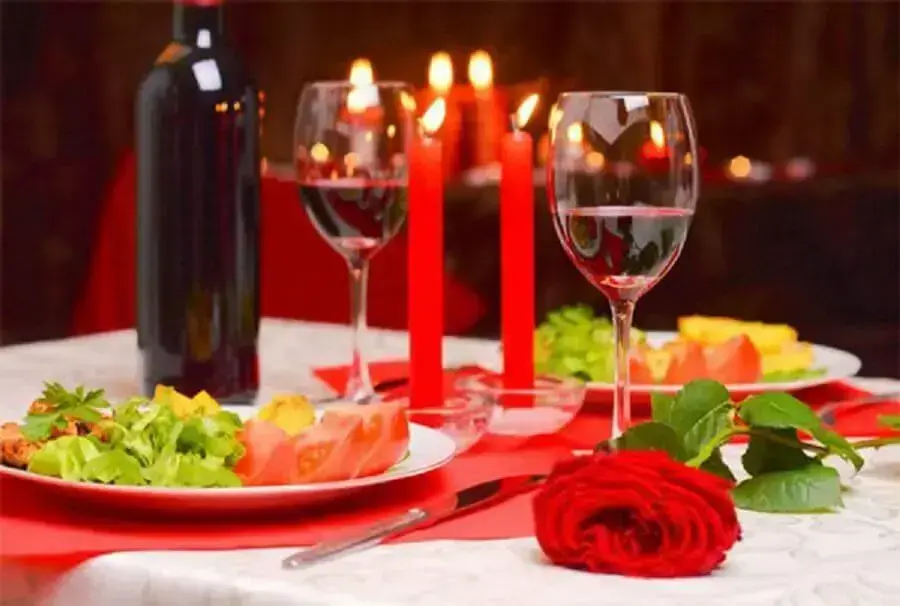 jantar romântico simples decorado com velas