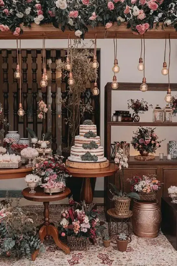 luminárias pendentes e arranjos de flores para decoração de mesa de casamento rústico Foto iCasei