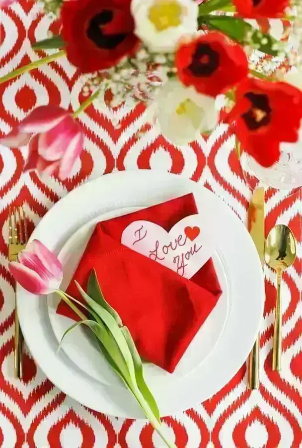 mesa com flores para jantar romântico