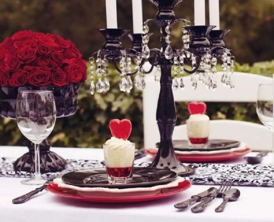 mesa de jantar romântico com sobremesas fofas