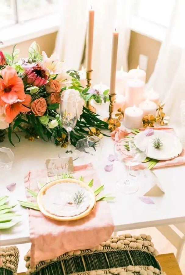 mesa decorada para jantar romântico com flores