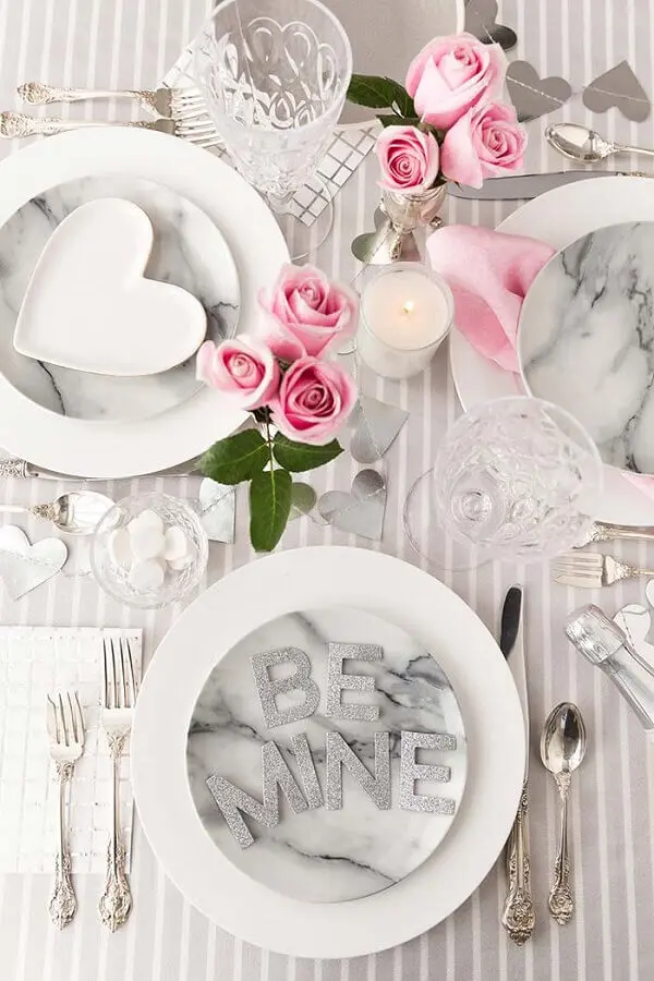 mesa delicada para jantar romântico