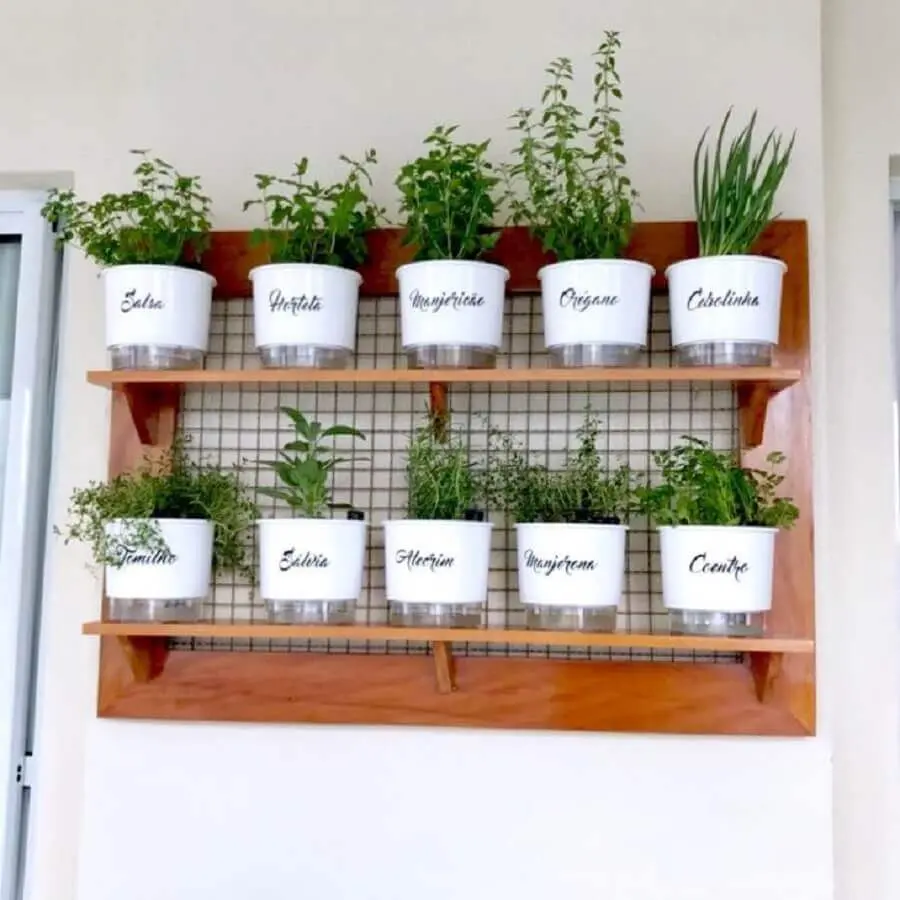 mini horta vertical para apartamento com nome nos vasinhos