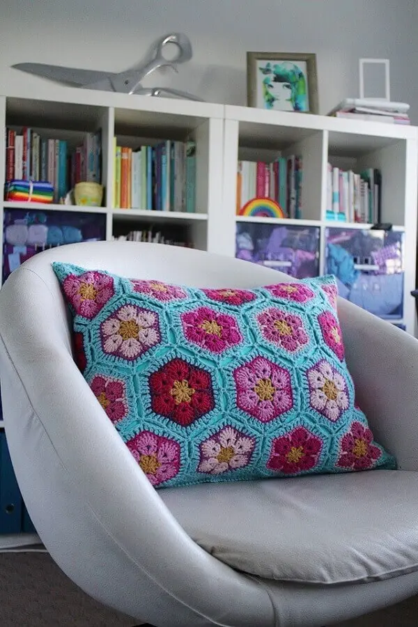 modelo de almofadas de crochê com flores