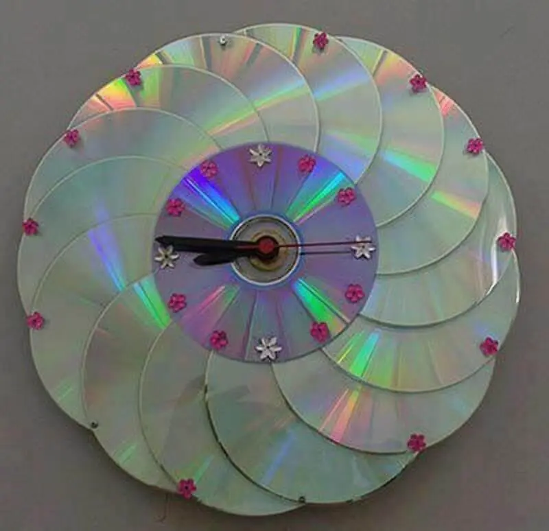 Modelo de relógio feito com artesanato com CD