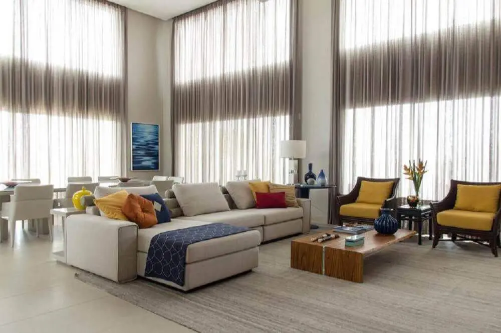modelo de sofá para sala espaçosa com decoração clean