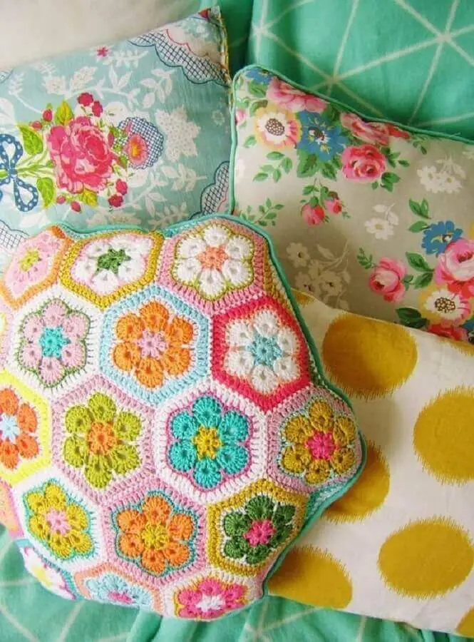 modelo diferente de almofadas de crochê com flores