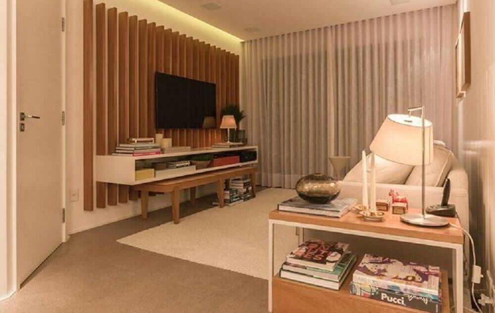painel de TV para sala feito de vigas de madeira