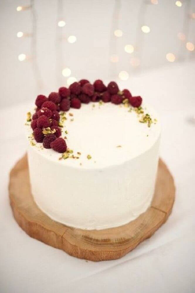 pequeno bolo de casamento branco e simples