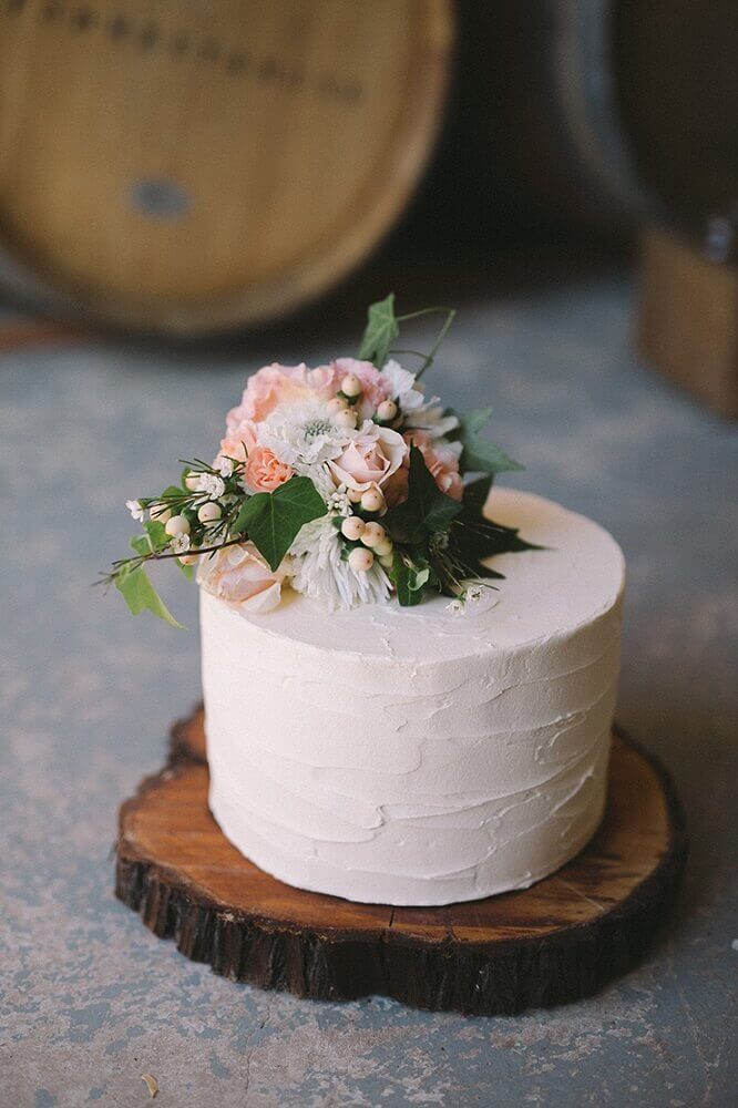 pequeno bolo de casamento simples decorado com flores