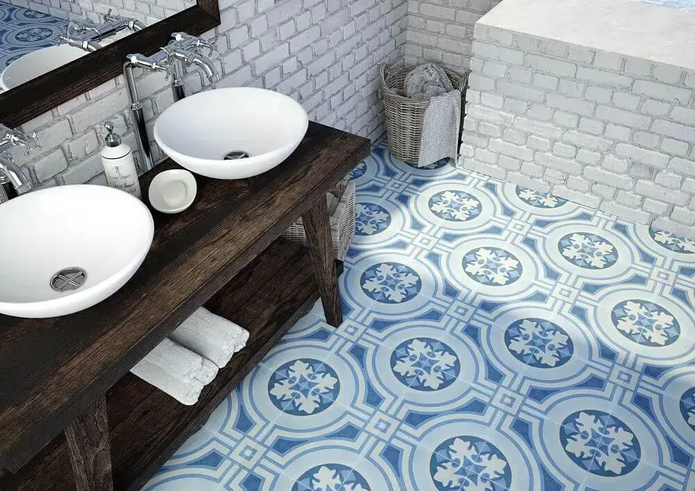 piso hidráulico azul para banheiro
