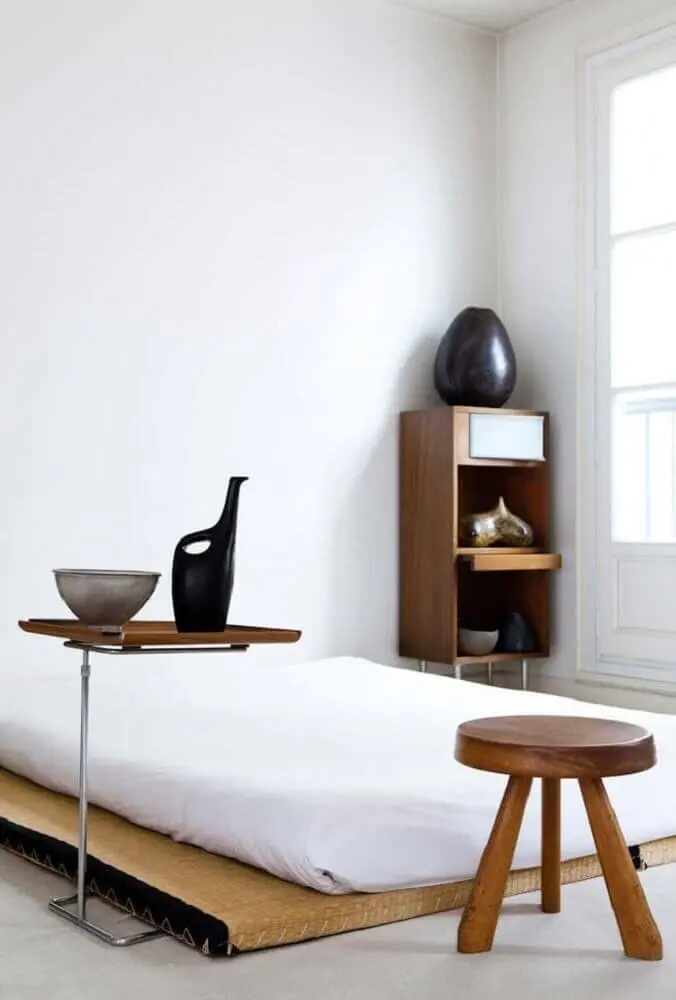 quarto com decoração minimalista e cama japonesa de solteiro