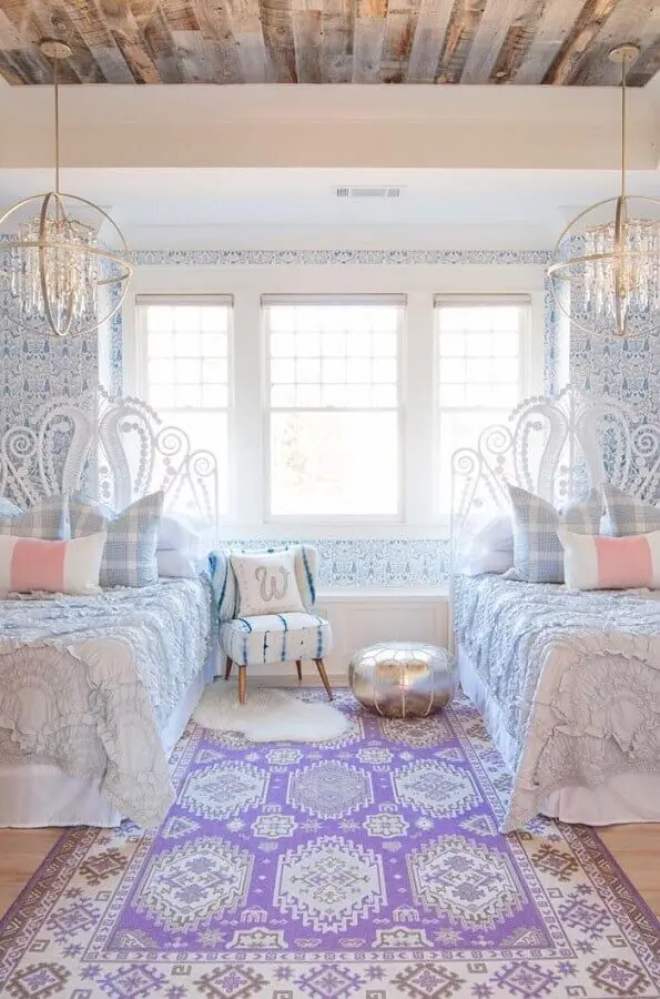 quarto provençal com tapete estampado e papel de parede azul