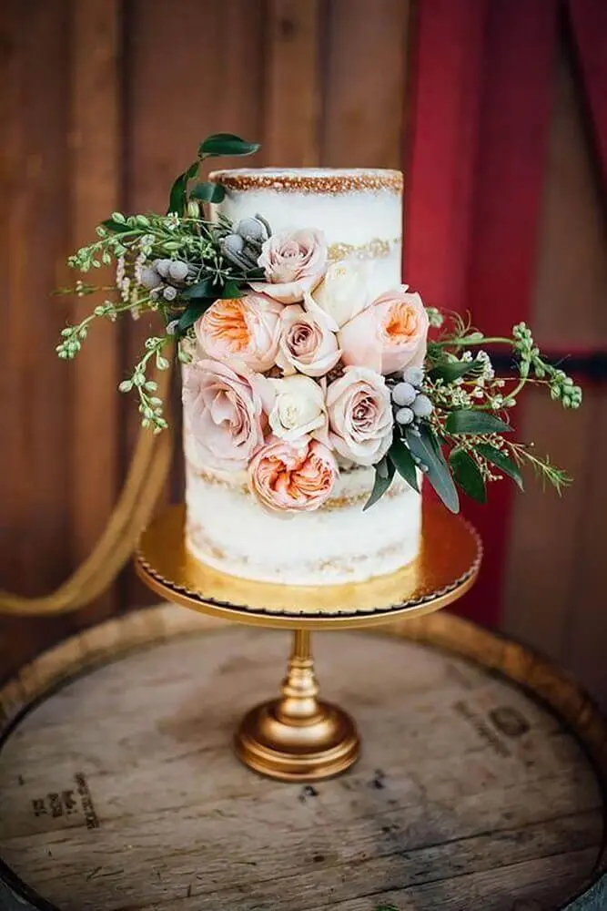 rosas na decoração de lindo bolo de casamento 2 andares