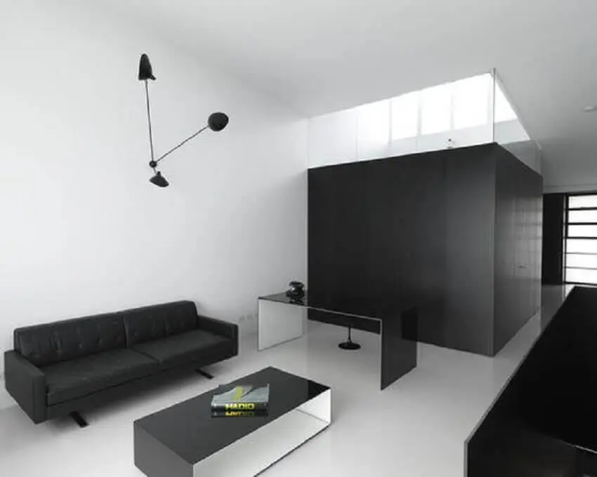 sala preta e branca com decoração minimalista