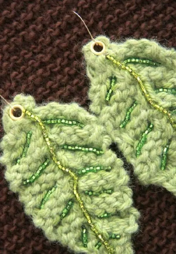 A aplicação de miçangas deixa as folhas de crochê ainda mais especiais