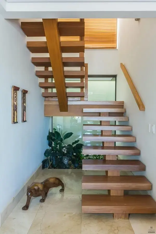 A escada com degraus de madeira foi planejada perfeitamente para o espaço. Fonte: Jannini Sagarra Arquitetura