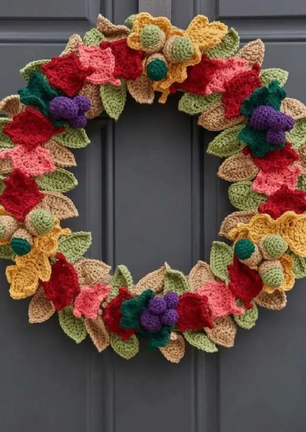 A guirlanda de natal foi feita com diversas flores e folhas de crochê