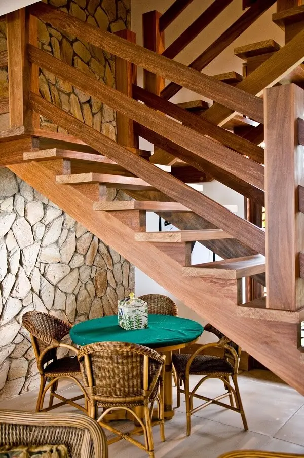 Aproveite o espaço embaixo da escada de madeira. Fonte: Renato Teles Arquitetura