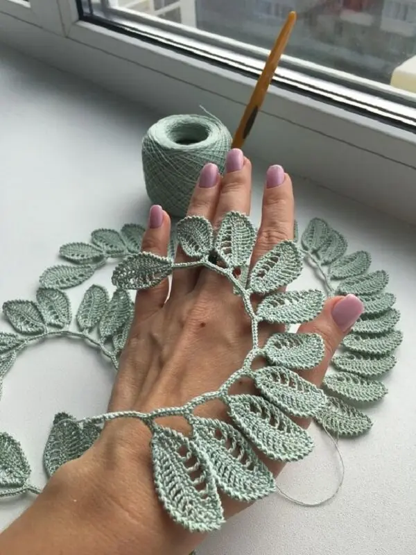 As folhas de crochê podem decorar o ambiente de diferentes formas