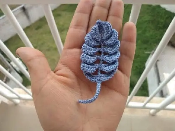 As folhas de crochê também podem ser feitas em tonalidades diferentes como o azul