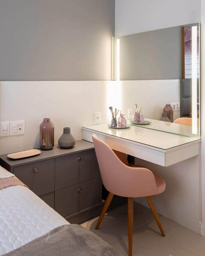 Cadeira rosa para decoração de quarto com penteadeira suspensa com espelho Foto Base Arquitetura