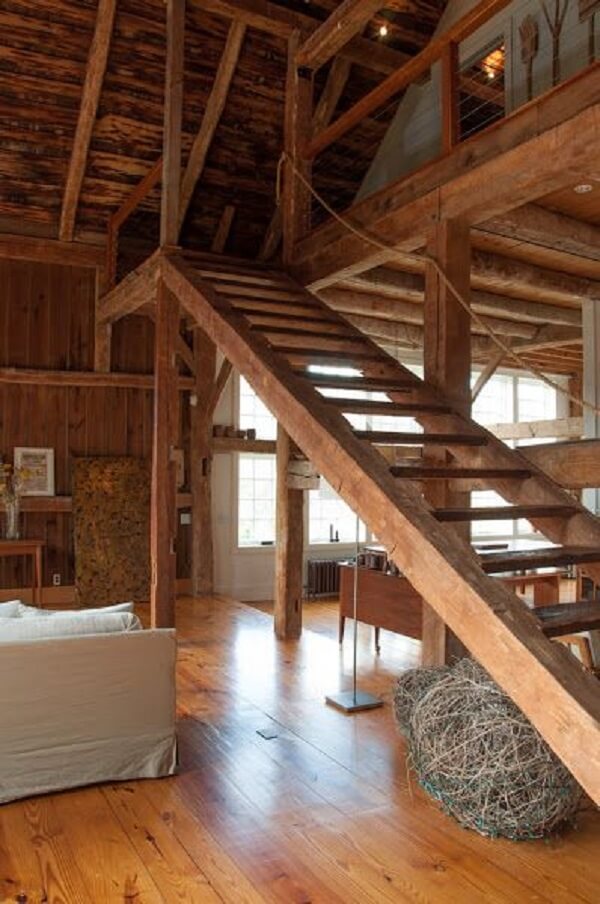 Casa de campo com escada de madeira. Fonte: Facilisimo