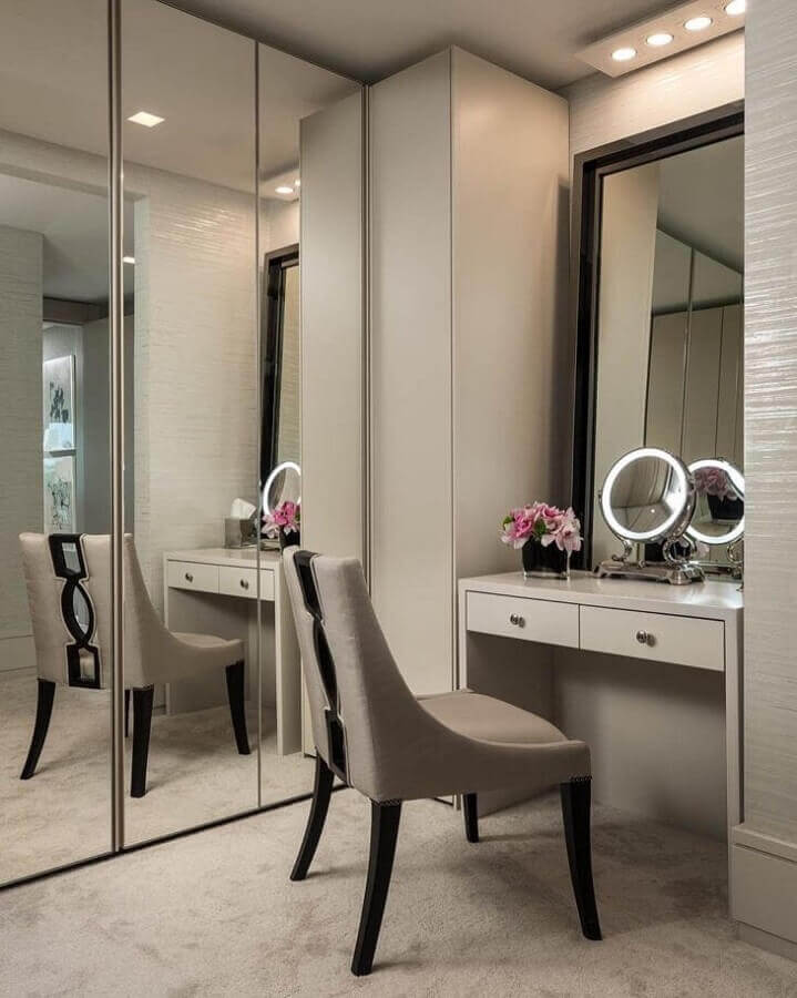 Closet moderno decorado com penteadeira com espelho e luz Foto Chris Hamoui