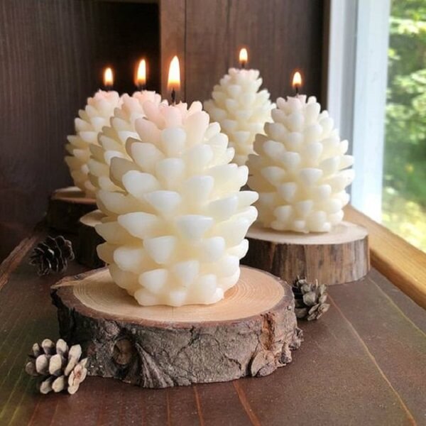 Como fazer velas: placa de madeira serve de suporte para as velas delicadas