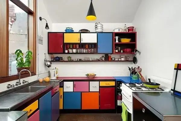 Cores para cozinha com armários coloridos