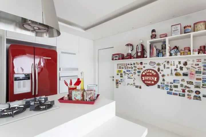 Cozinha branca com geladeira colorida retrê vermelha Projeto de Mariana Luccisano