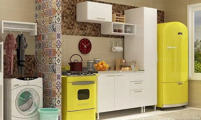 Cozinha com fogão e geladeira colorida amarela Projeto de Lojas KD