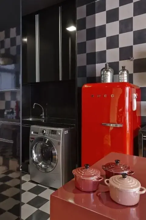 Cozinha com parede e chão quadriculado e geladeira colorida vermelha Projeto de Gislene Lopes