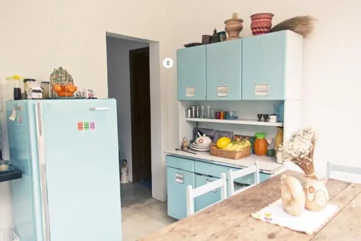 Cozinha simples com armários azuis e geladeira colorida combinando Projeto de Casa Aberta
