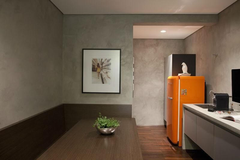 Cozinha simples com geladeira colorida laranja Projeto de Triplex Arquitetura