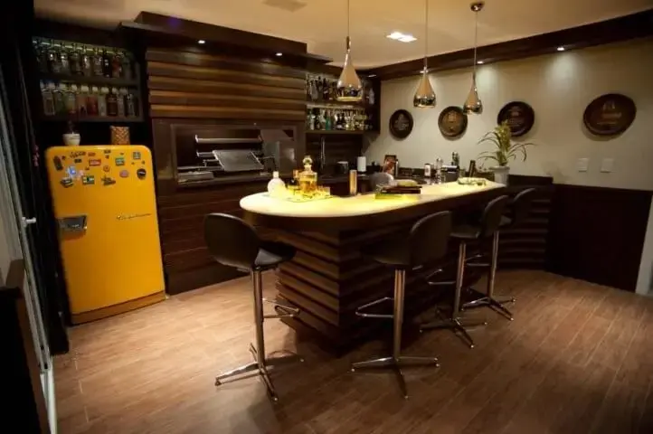 Cozinha séria com geladeira colorida amarela Projeto de Paulinho Peres