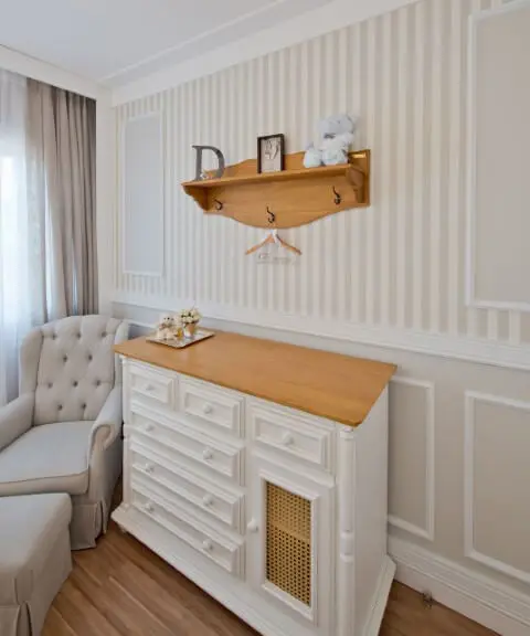 Cômoda retrô branca com madeira em quarto de bebê Projeto de Espaço do Traço