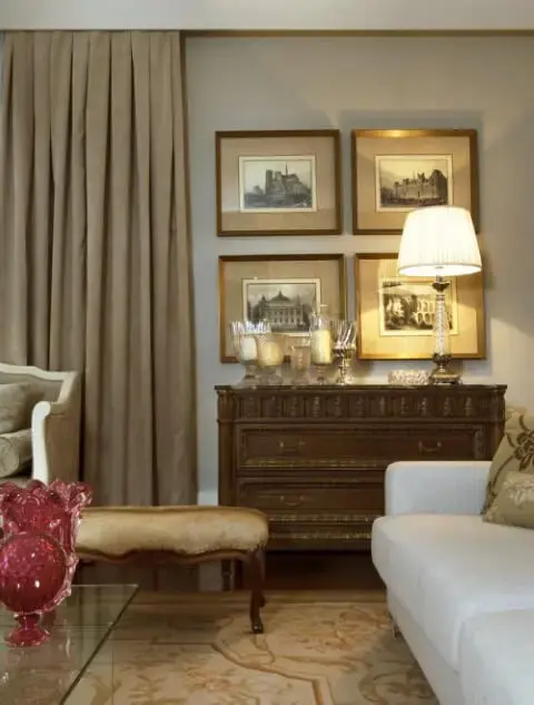 Cômoda retrô de madeira com duas gavetas grandes em sala de estar Projeto de Mauricio Karam
