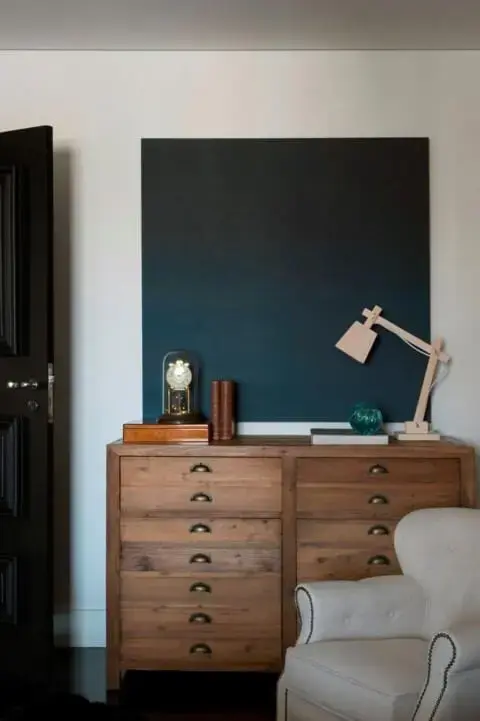 Cômoda retrô de madeira com visual natural em quarto de solteiro Projeto de Mauricio Karam