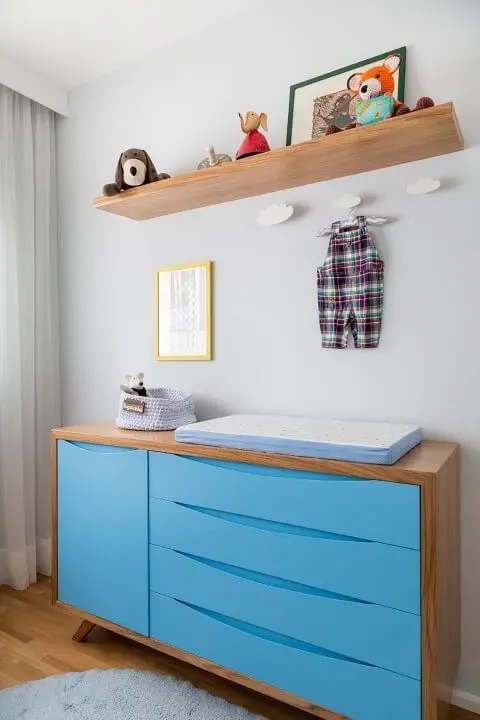 Cômoda retrô de madeira e em azul no quarto de bebê Projeto de Studio Novak