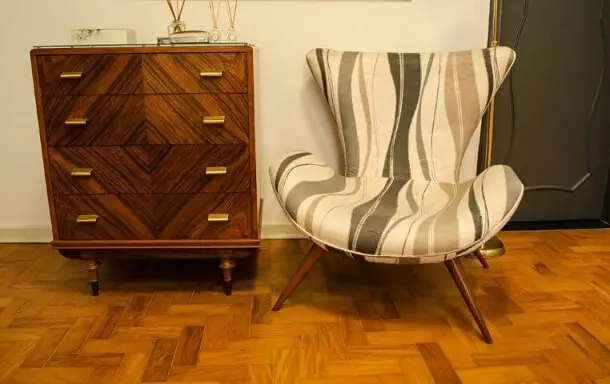 Cômoda retrô de madeira e poltrona estampada Projeto de Adriana Fornazari