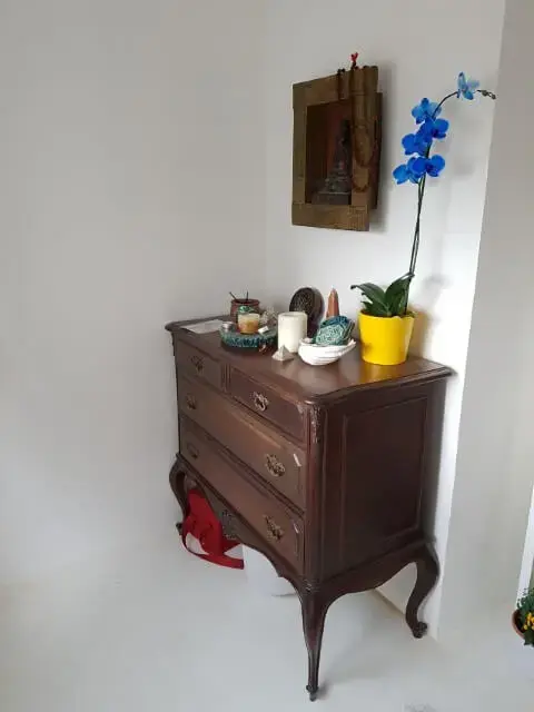 Cômoda retrô de madeira em cantinho da sala Projeto de Ale Nasceubem