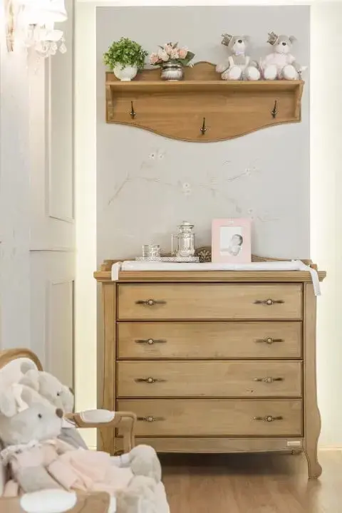 Cômoda retrô de madeira em quarto de bebê com trocador Projeto de Larissa Franco Arquitetura