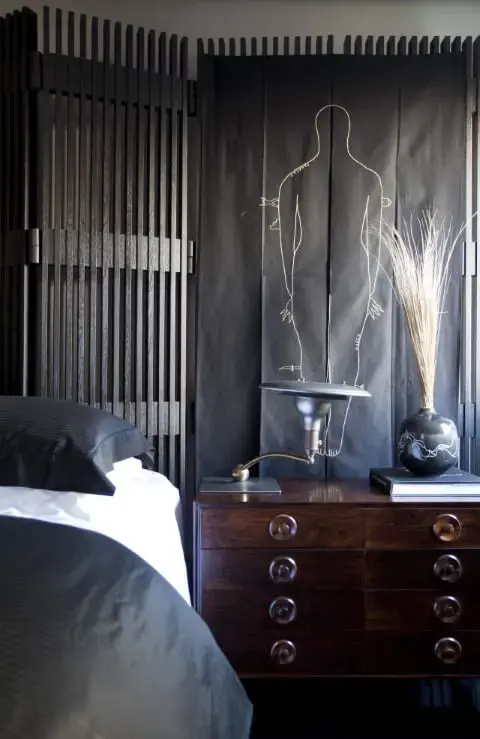 Cômoda retrô de madeira em quarto de casal preto Projeto de Studio GPPA