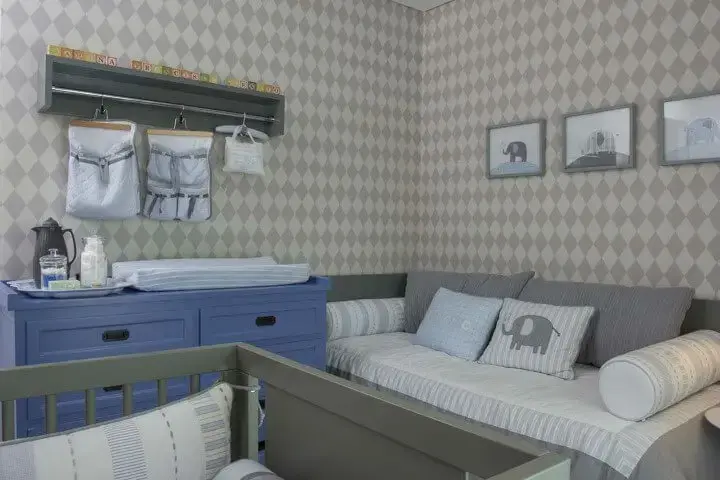 Cômoda retrô em quarto de bebê azul e cinza Projeto de Triplex Arquitetura