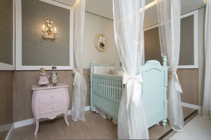 Cômoda retrô pequena rosa em quarto de bebê Projeto de Edimara Carvalho