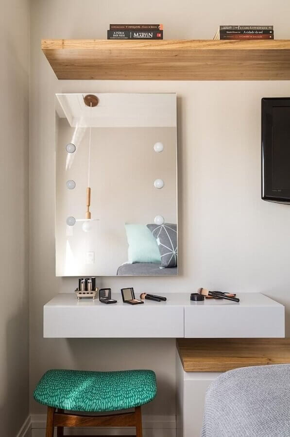 Decoração simples para quarto com penteadeira com espelho e luz Foto Eliane Mesquita